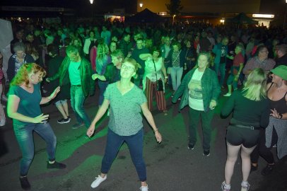 Gute Stimmung bei Oldie-Fete in Langholt - Bild 24