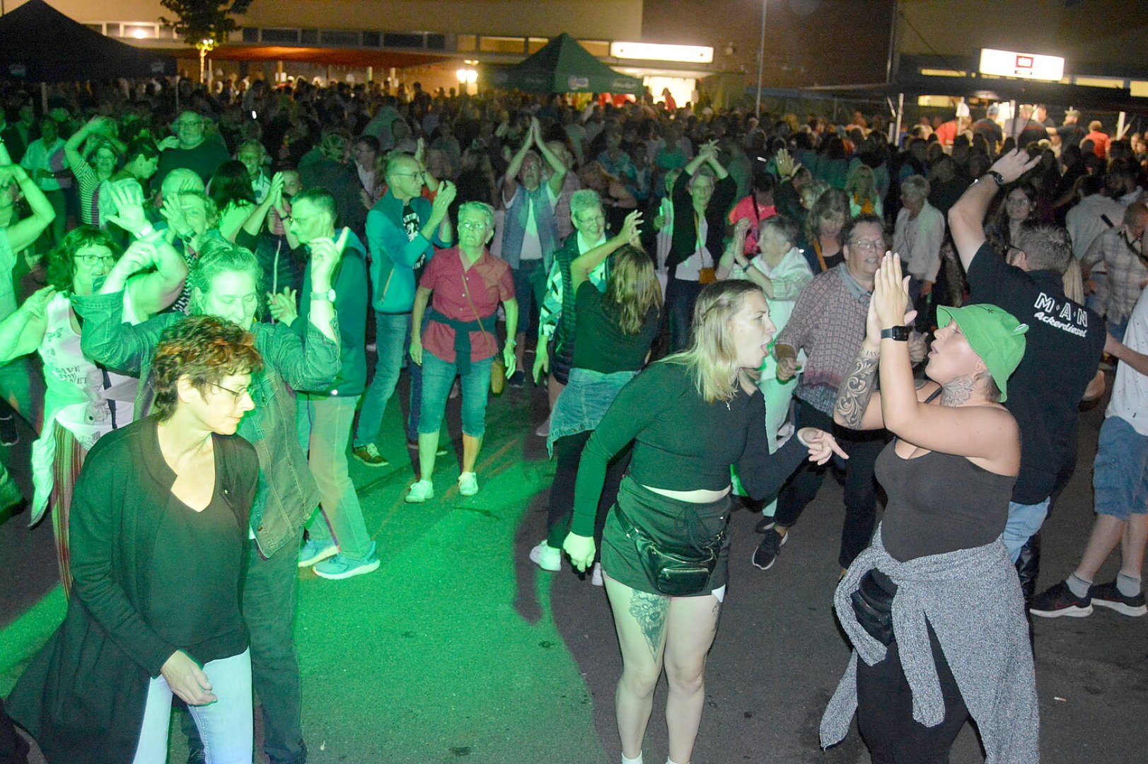 Gute Stimmung bei Oldie-Fete in Langholt - Bild 25