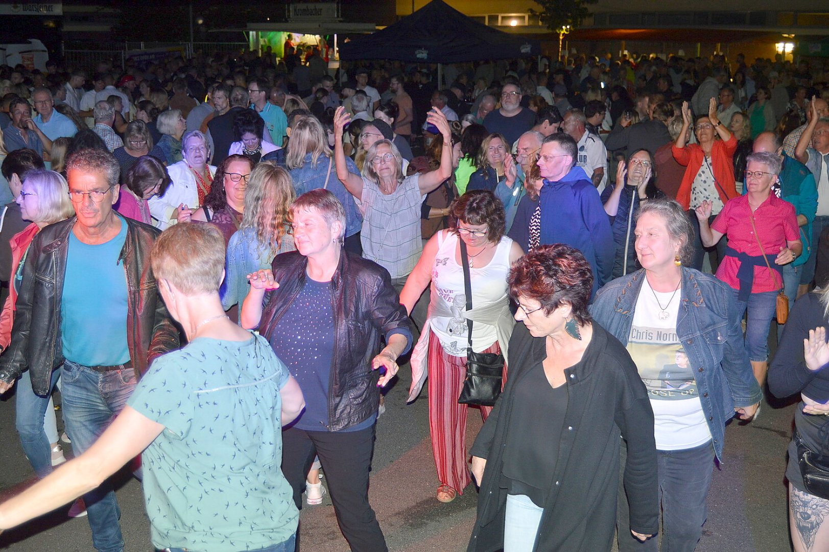 Gute Stimmung bei Oldie-Fete in Langholt - Bild 26