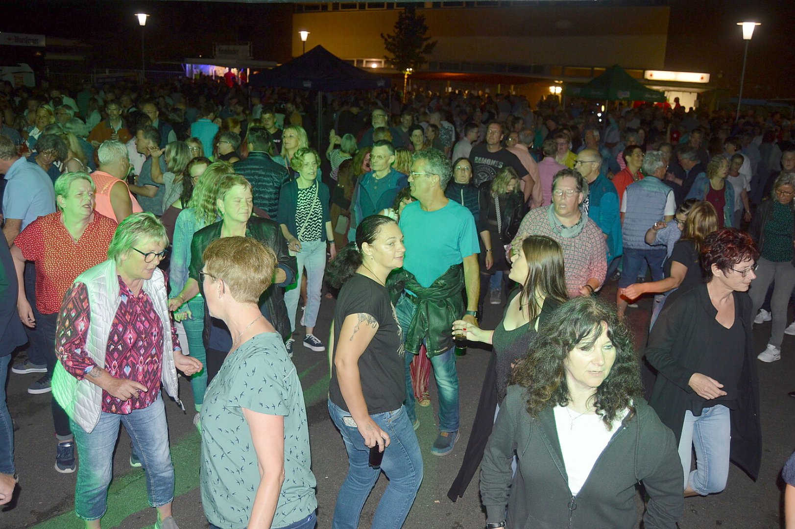 Gute Stimmung bei Oldie-Fete in Langholt - Bild 29