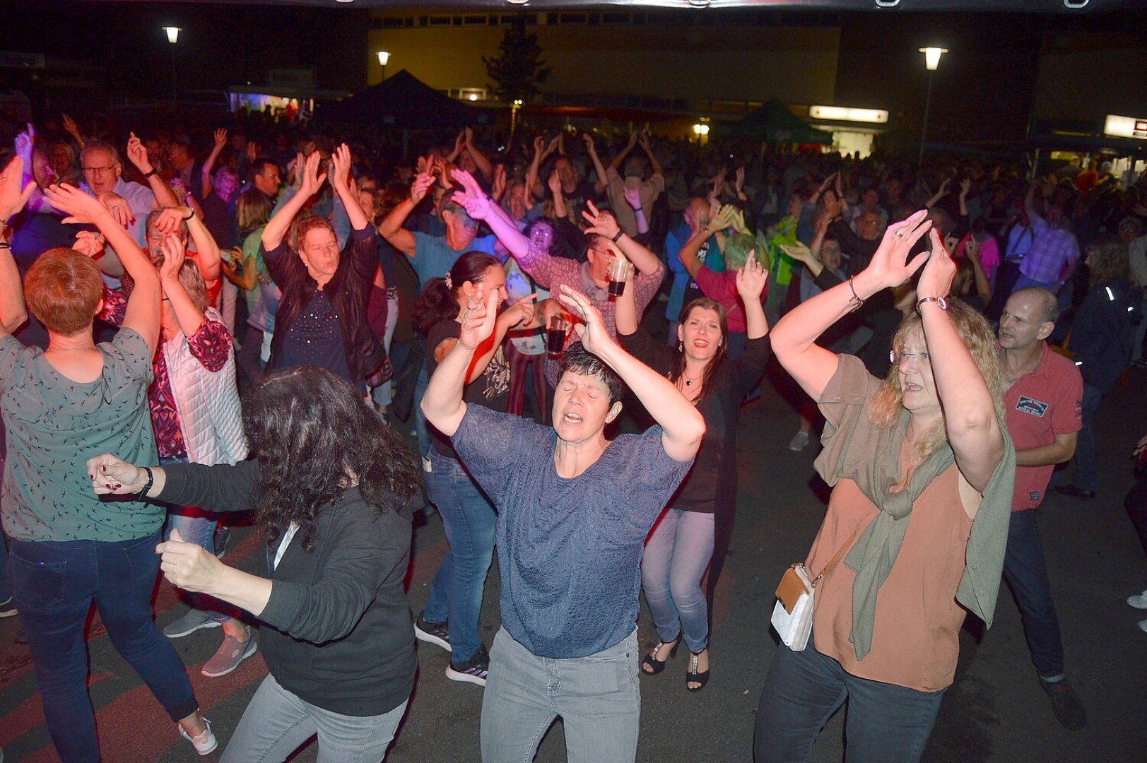 Gute Stimmung bei Oldie-Fete in Langholt - Bild 38