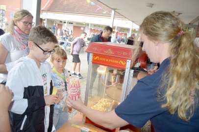 Hunderte Besucher beim Schulfest in Flachsmeer - Bild 2