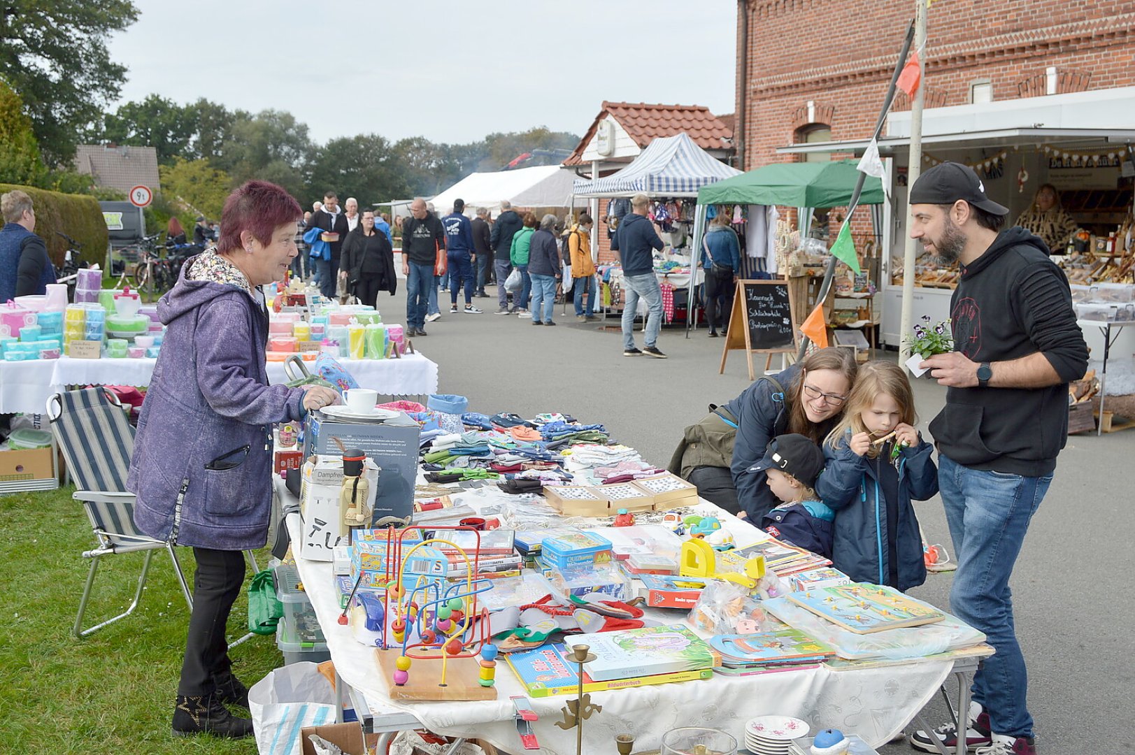 Auf dem Buurnmarkt in Ihrenerfeld war viel los - Bild 1