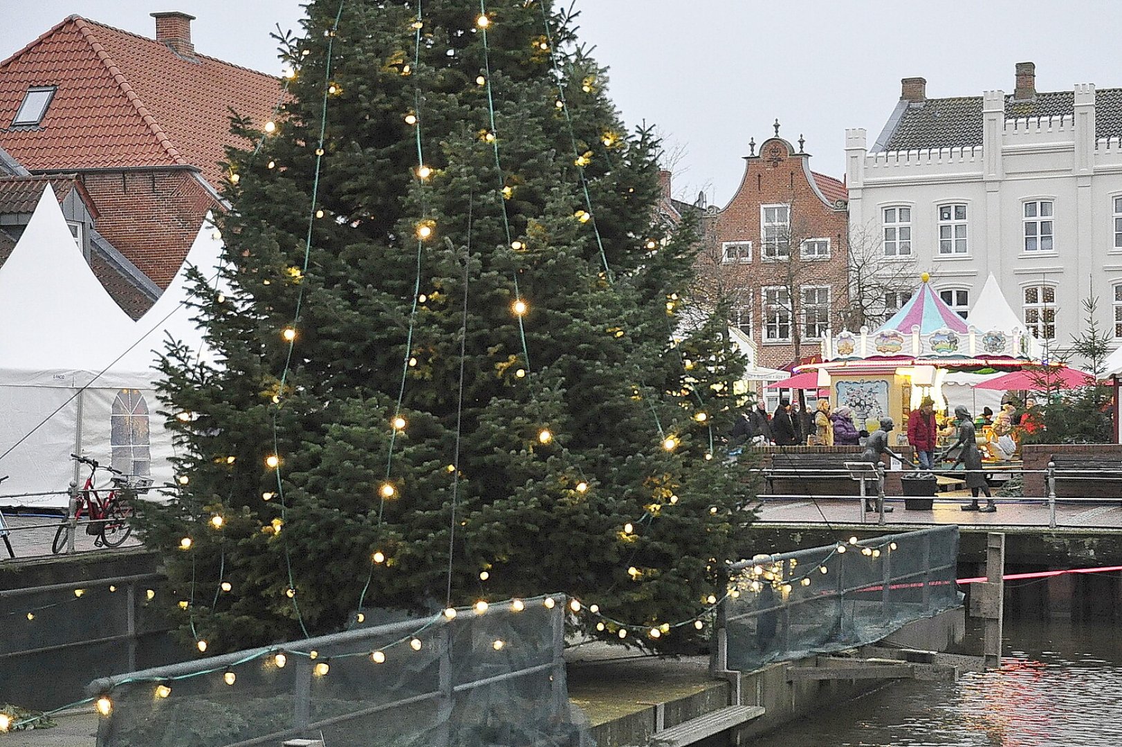 Adventsmarkt Weener am Alten Hafen mit Lichterglanz - Bild 1