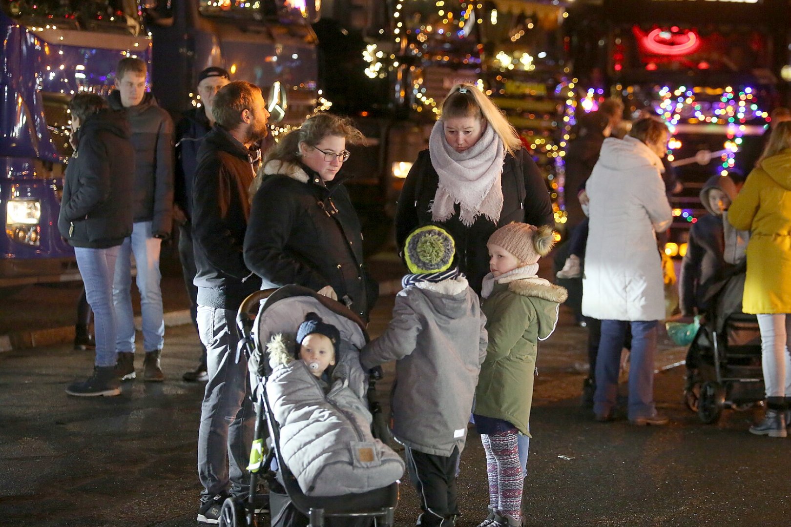 Festlicher Weihnachtskonvoi in Weener - Bild 7