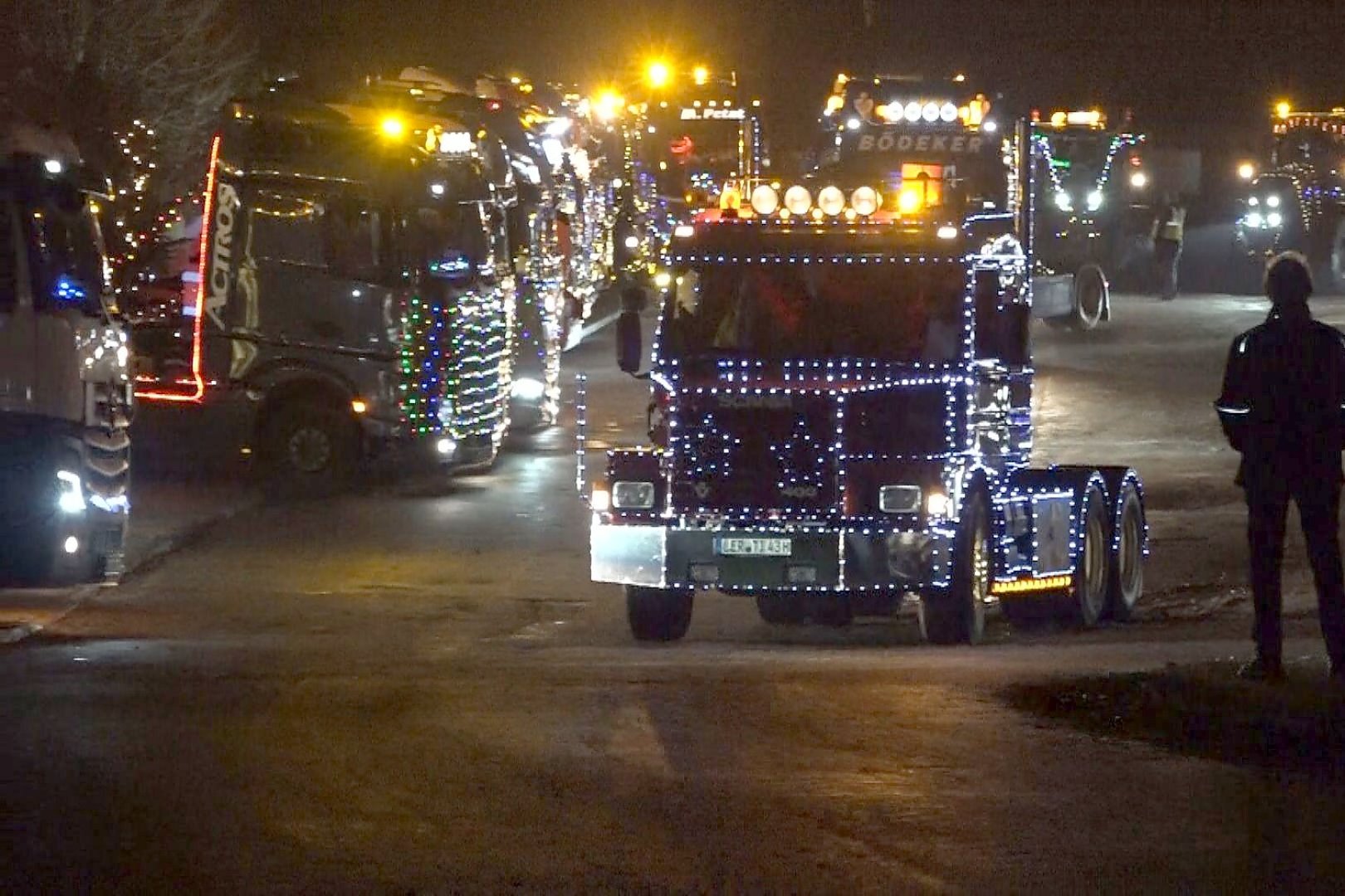 Festlicher Weihnachtskonvoi in Weener - Bild 11