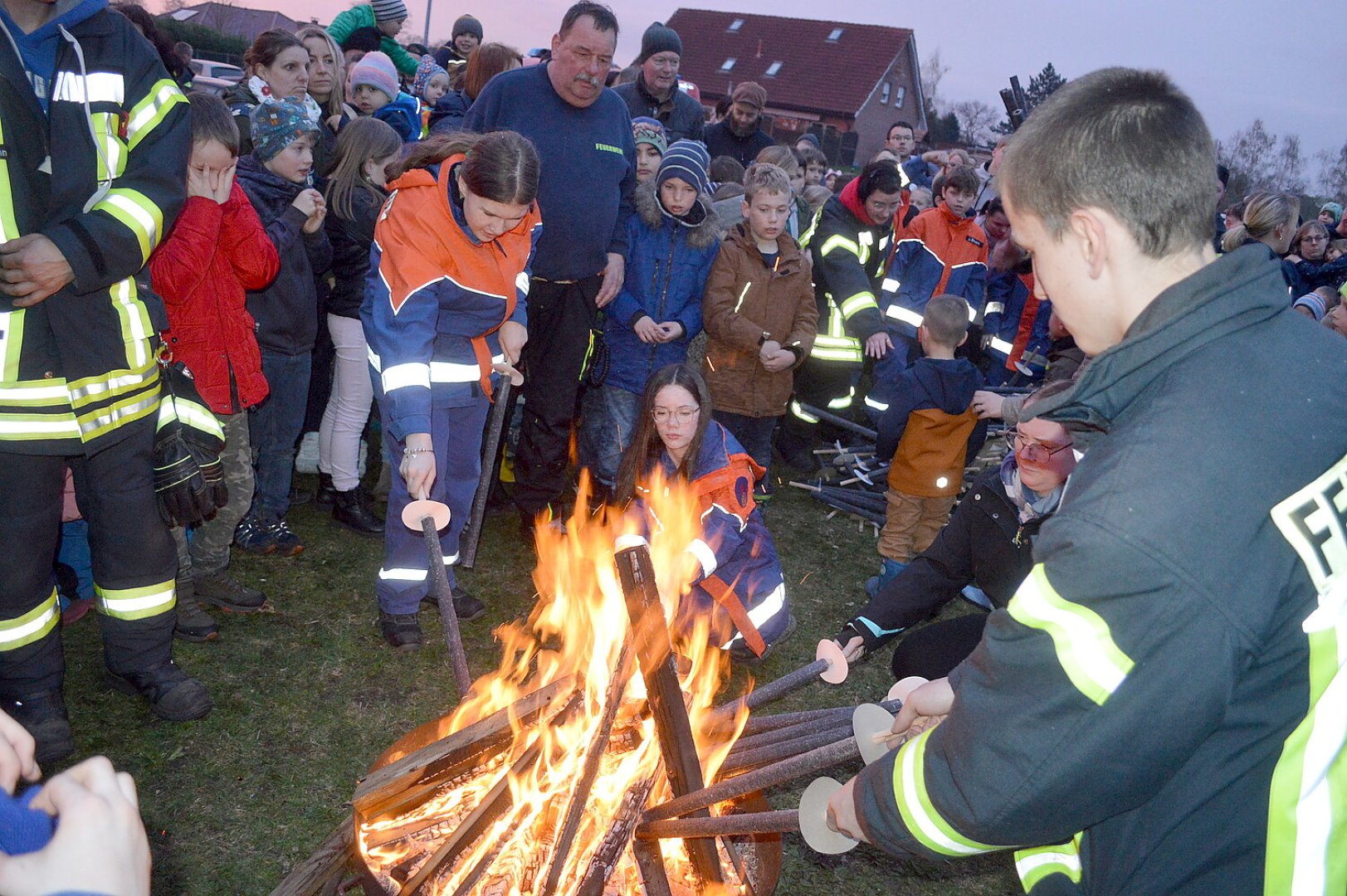 Osterfeuer in Flachsmeer - Bild 1