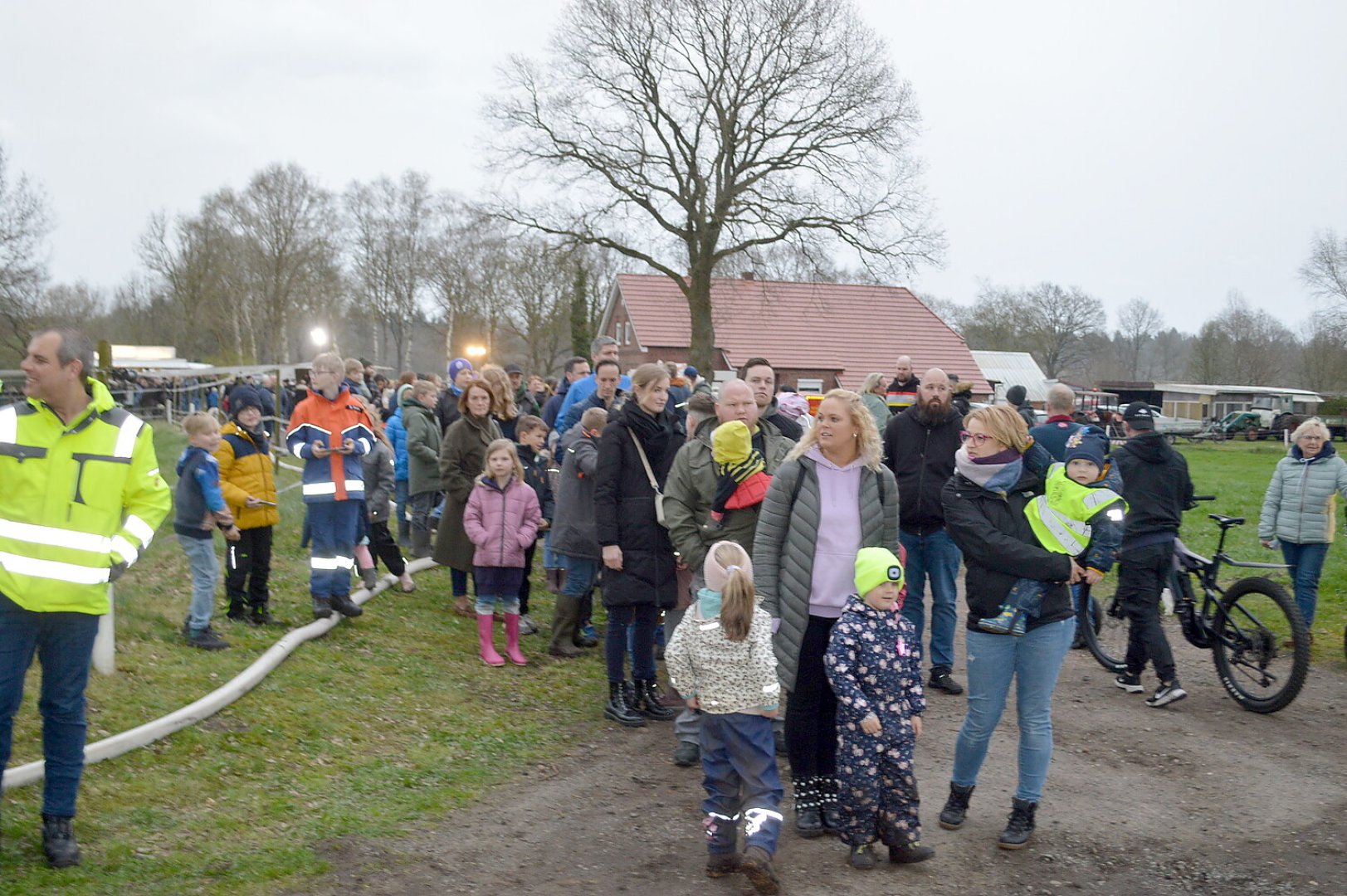 Osterfeuer in Flachsmeer - Bild 2