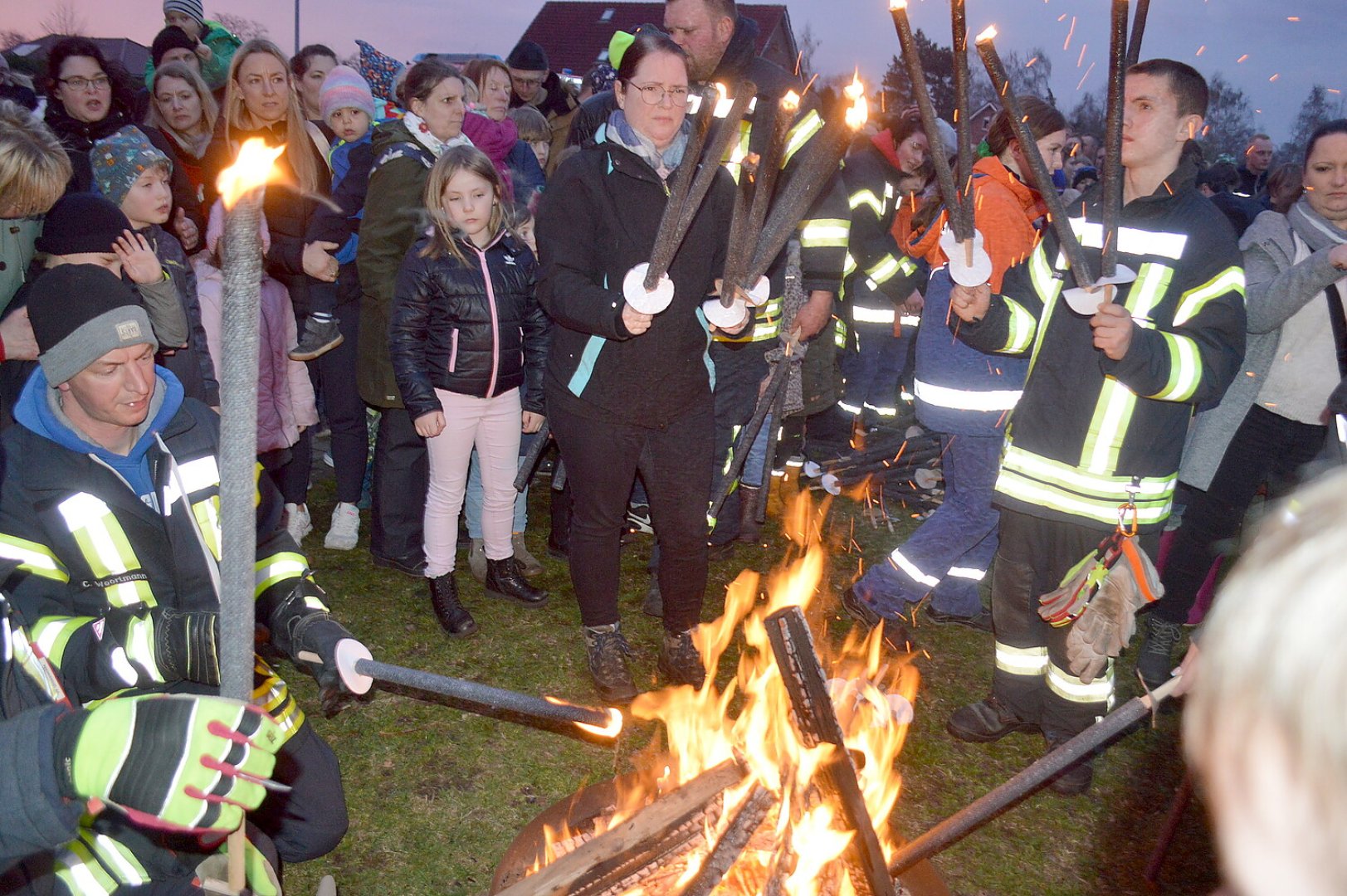 Osterfeuer in Flachsmeer - Bild 6