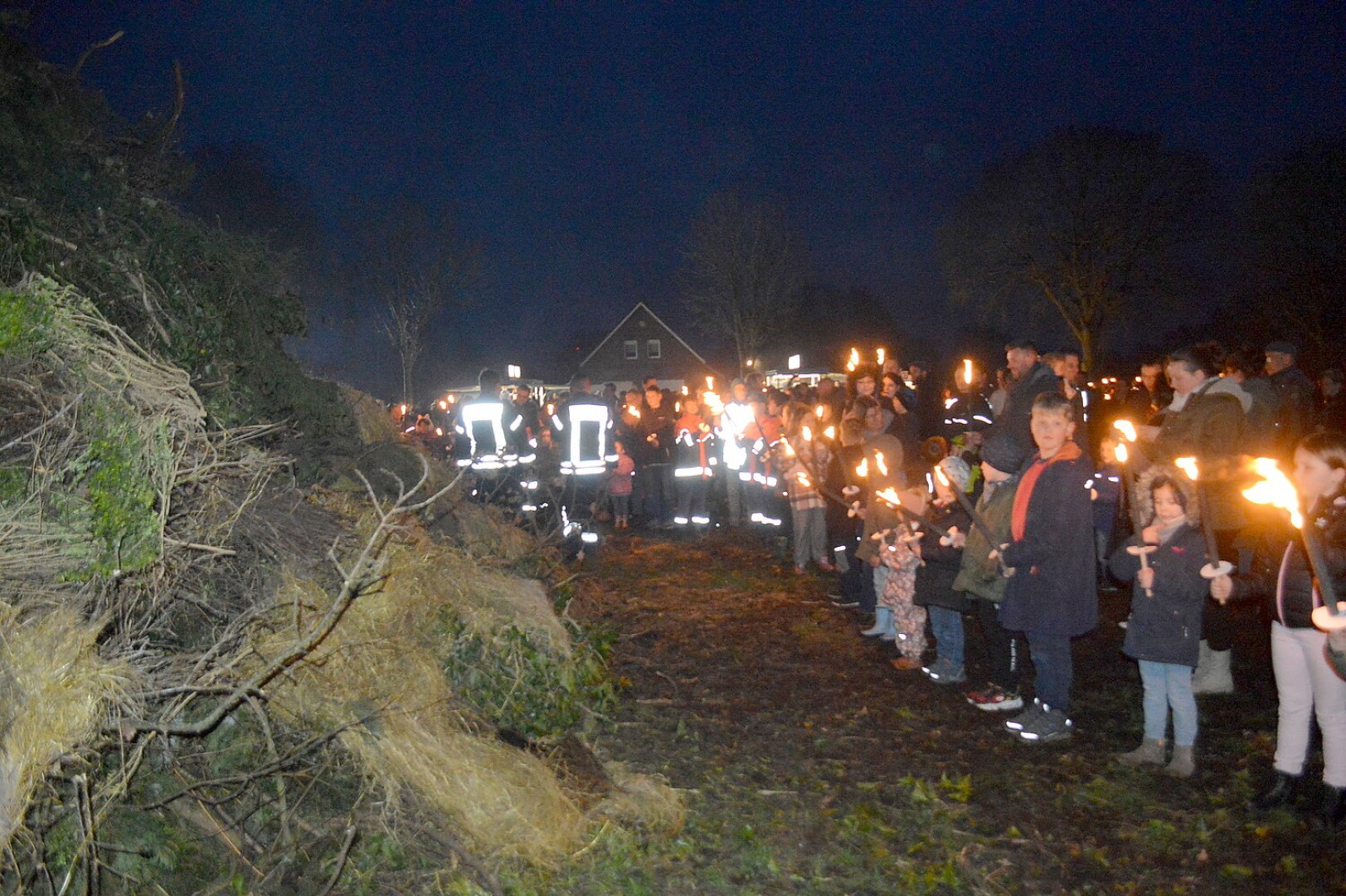 Osterfeuer in Flachsmeer - Bild 11