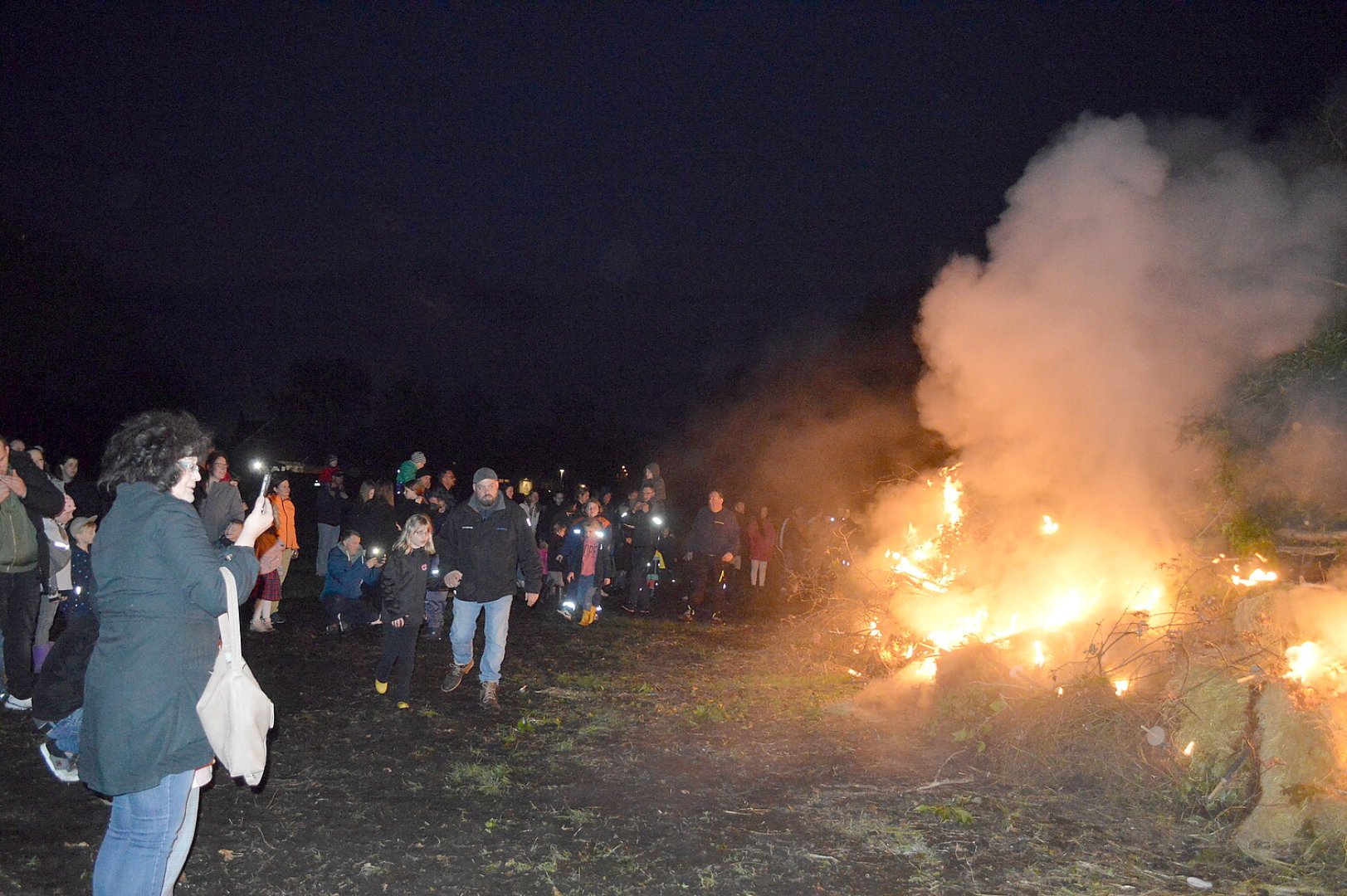 Osterfeuer in Flachsmeer - Bild 13