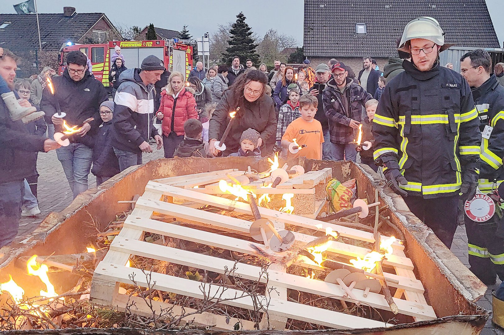 Im Landkreis Leer brannten viele Osterfeuer - Bild 15