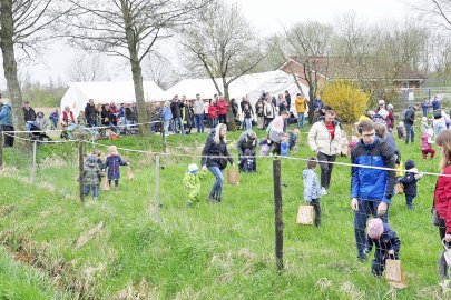 Im Landkreis Leer brannten viele Osterfeuer - Bild 18