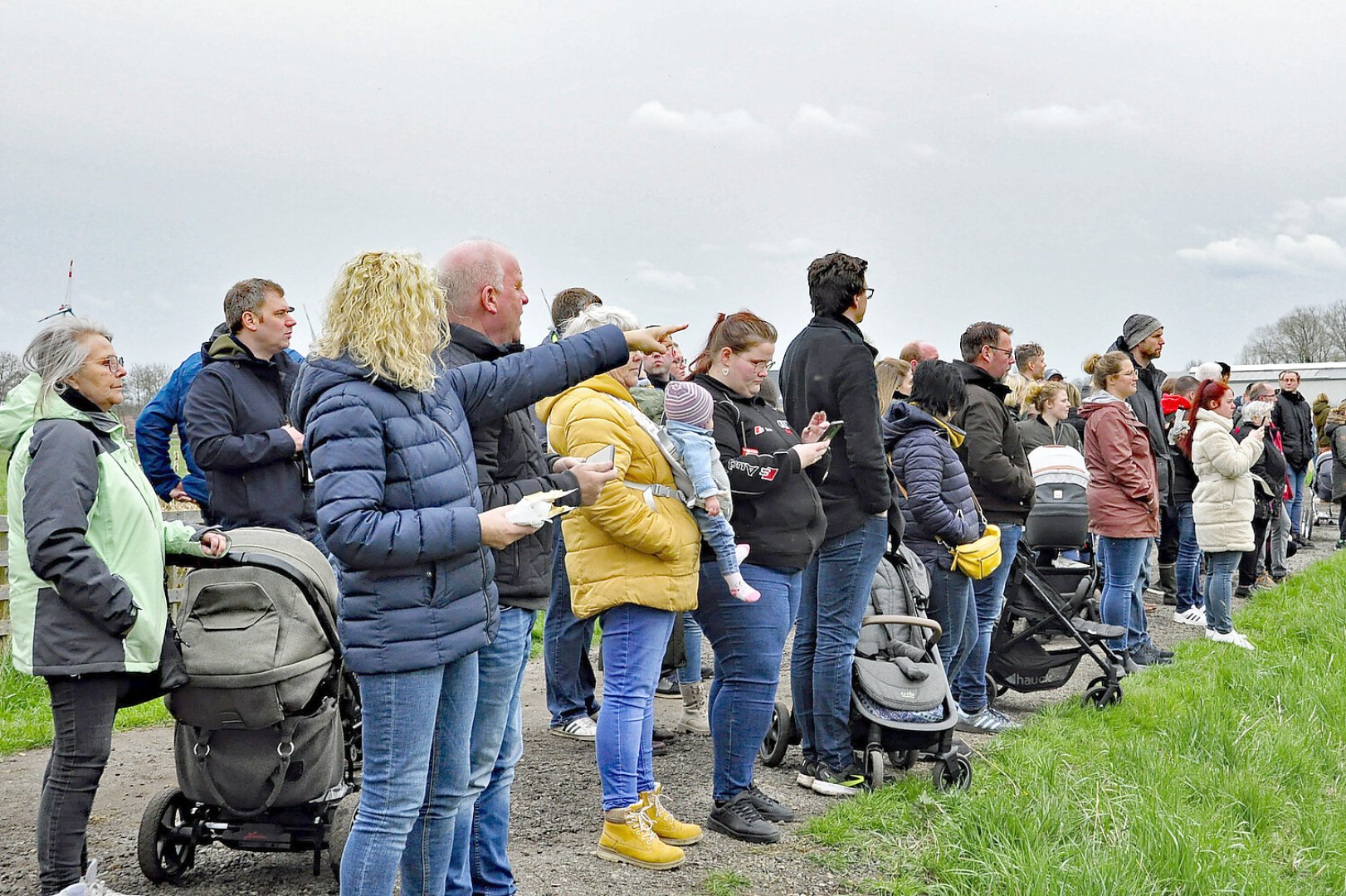 Im Landkreis Leer brannten viele Osterfeuer - Bild 19