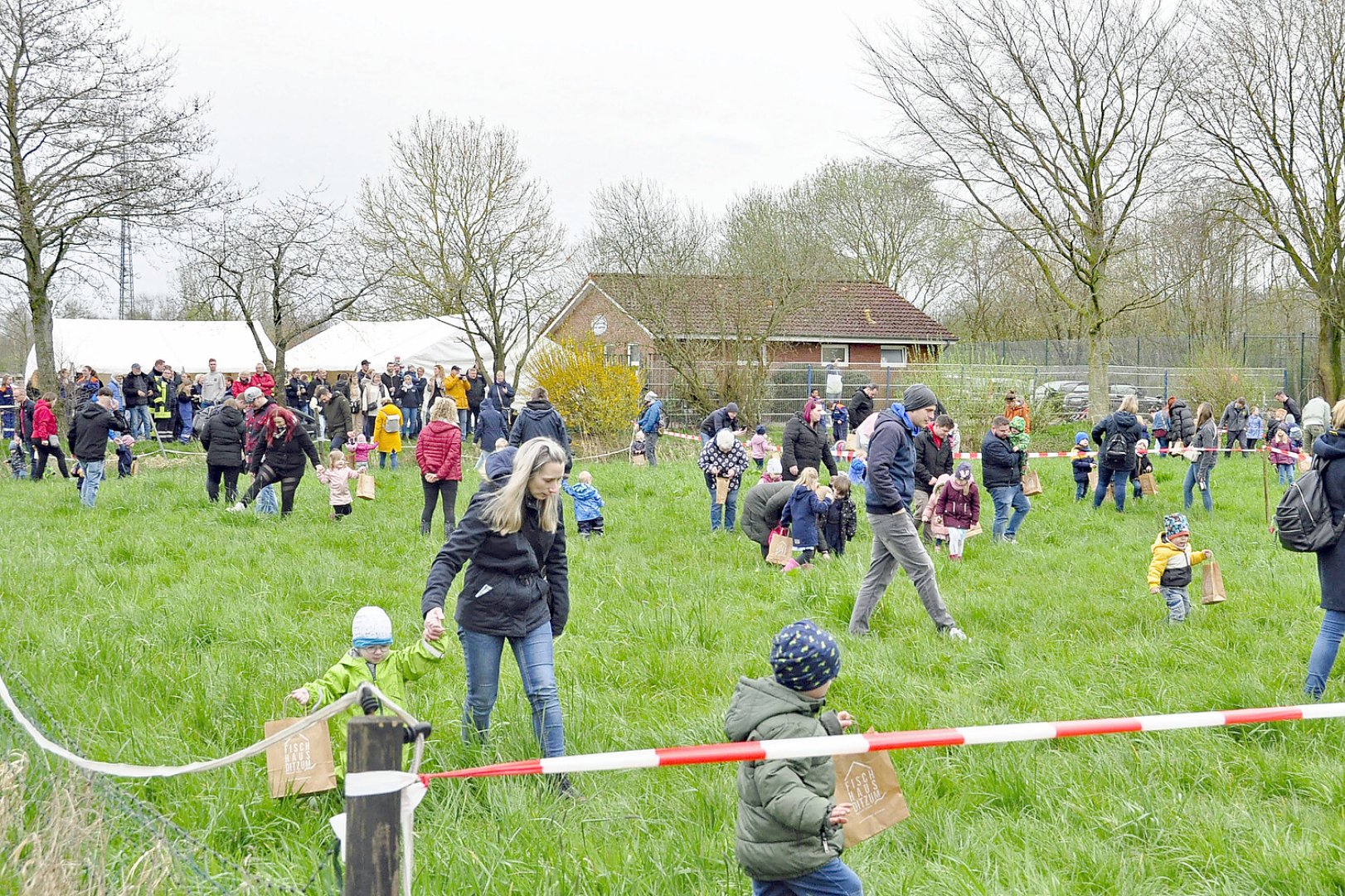 Im Landkreis Leer brannten viele Osterfeuer - Bild 20