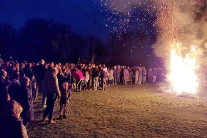 Im Landkreis Leer brannten viele Osterfeuer - Bild 21