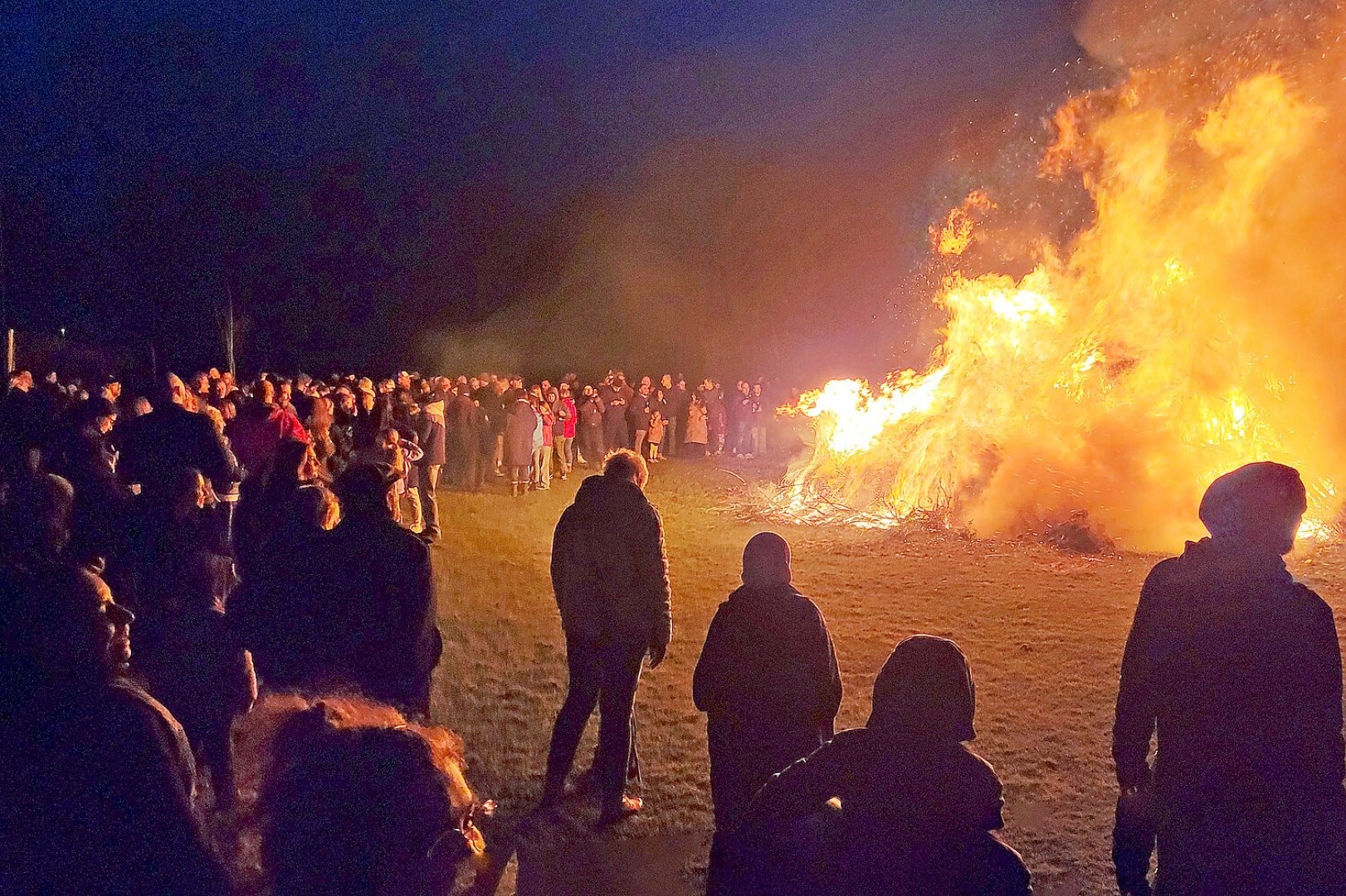 Im Landkreis Leer brannten viele Osterfeuer - Bild 22