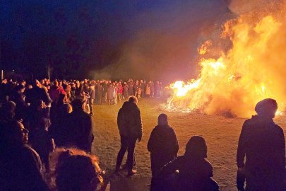 Im Landkreis Leer brannten viele Osterfeuer - Bild 22