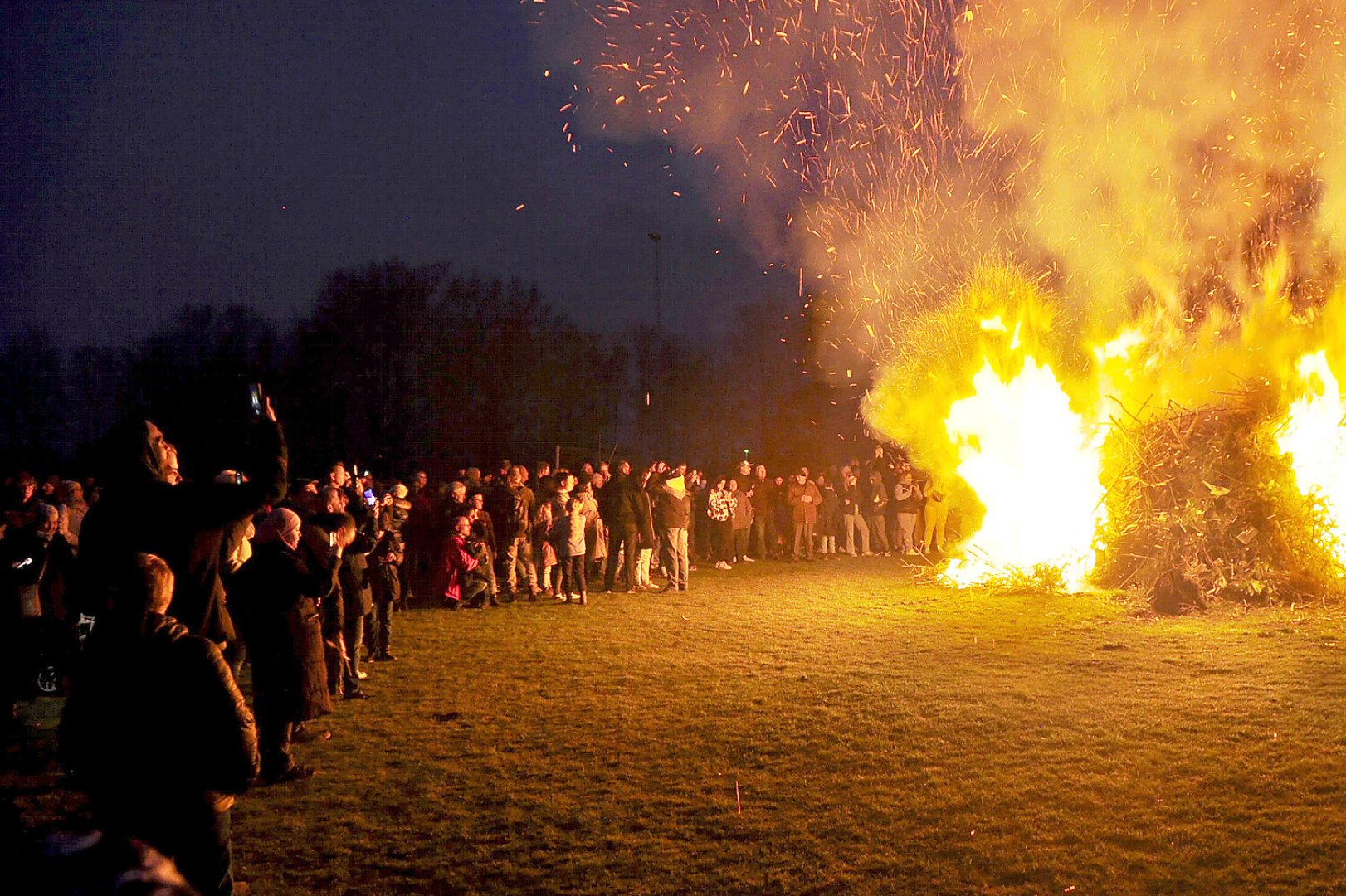 Im Landkreis Leer brannten viele Osterfeuer - Bild 23