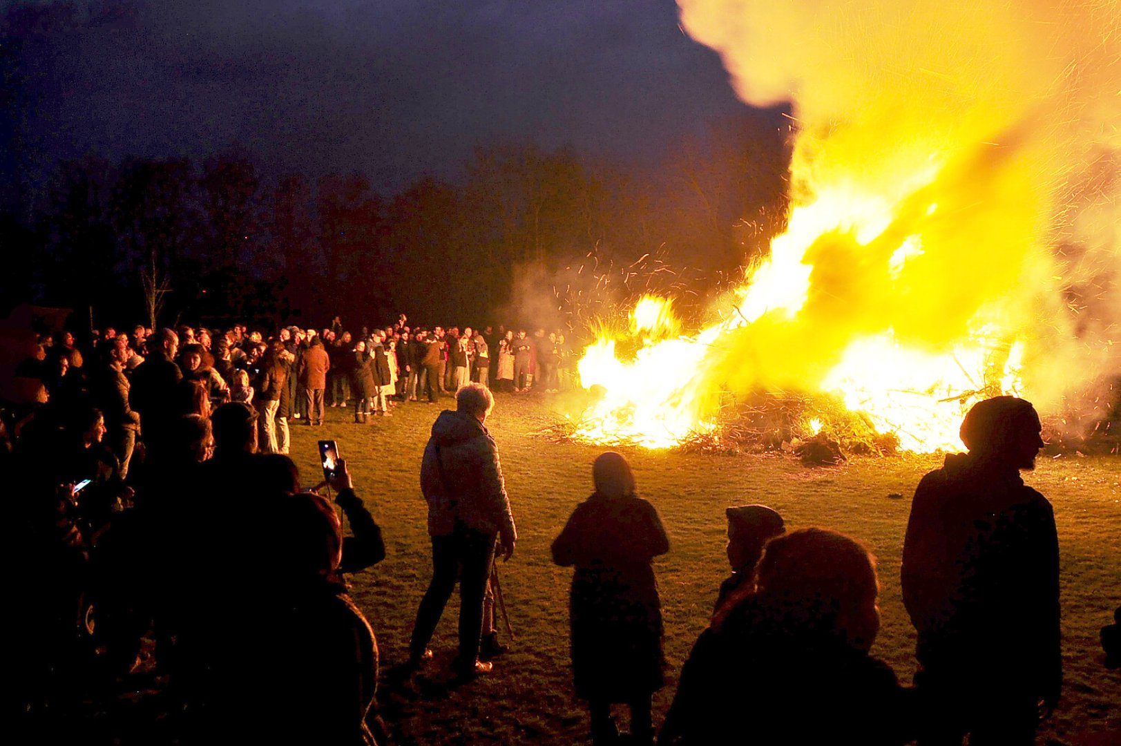 Im Landkreis Leer brannten viele Osterfeuer - Bild 24