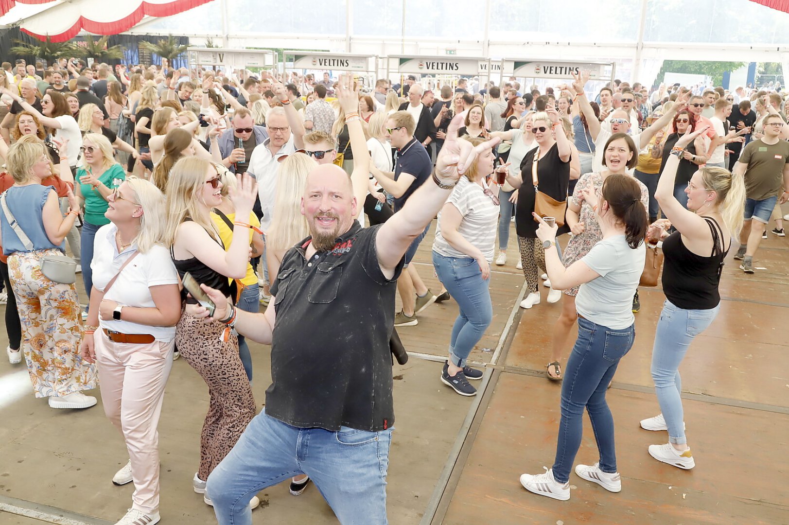 Mehr als 3000 Menschen bein der Maisause in Thüle - Bild 1