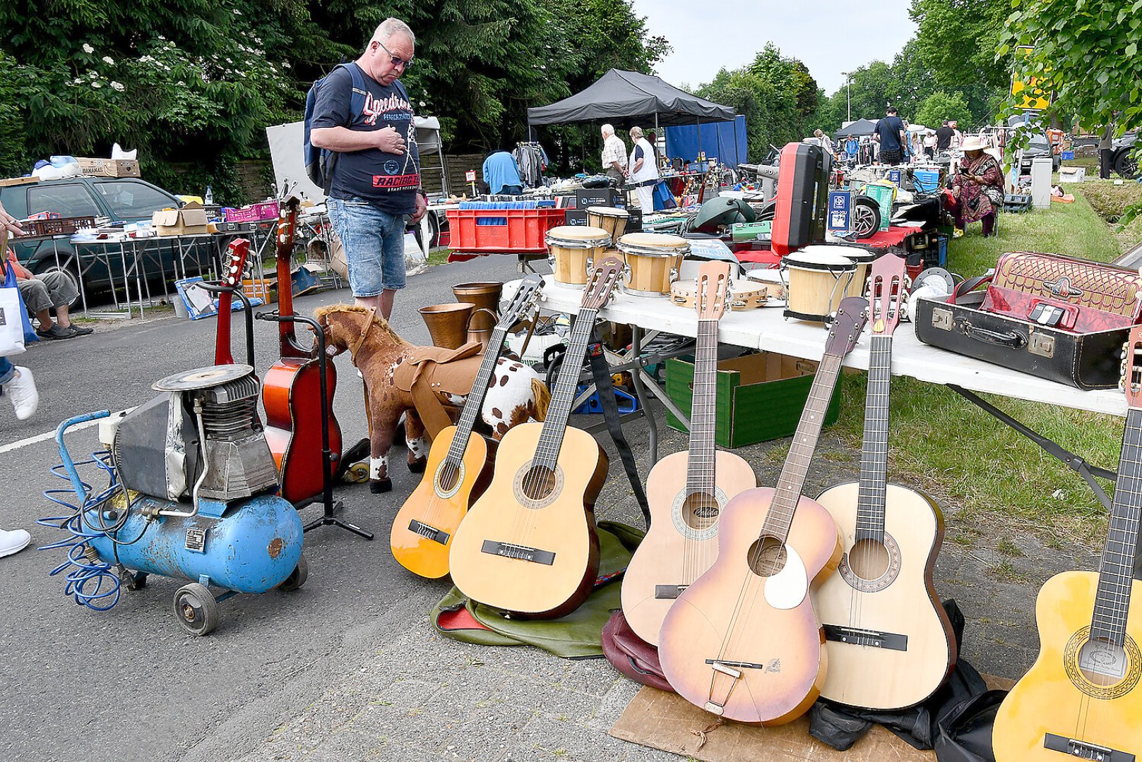 Bummeln und Feilschen beim Flohmarkt in Schwerinsdorf - Bild 7