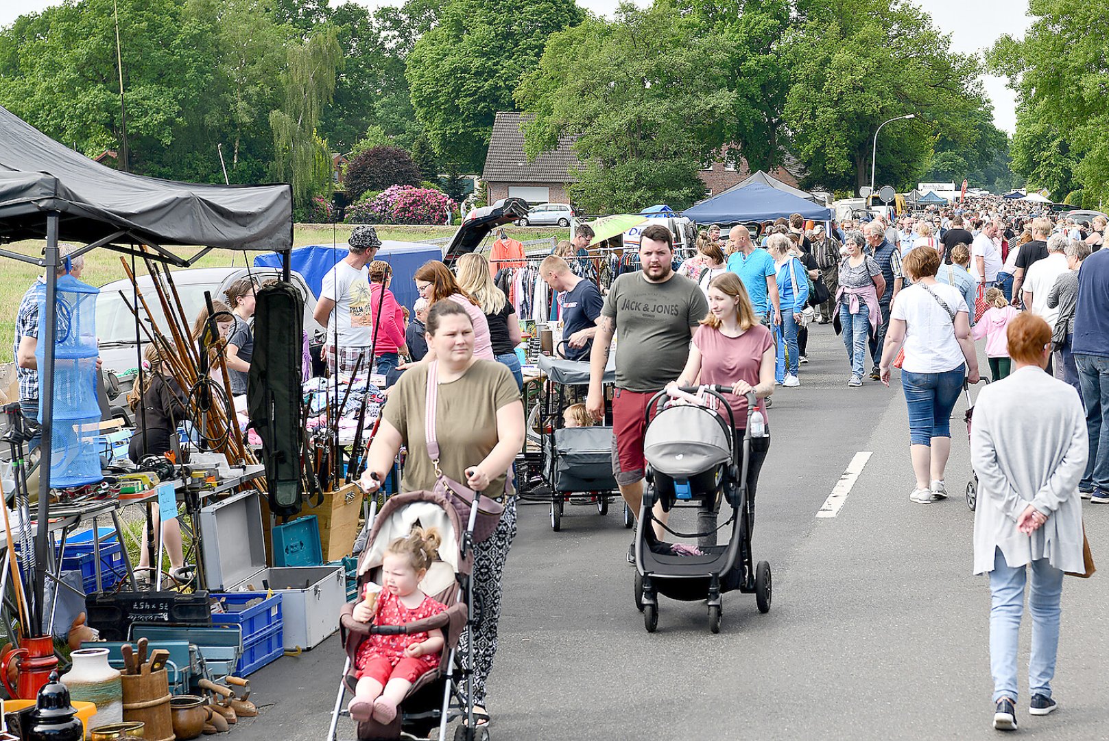 Bummeln und Feilschen beim Flohmarkt in Schwerinsdorf - Bild 24