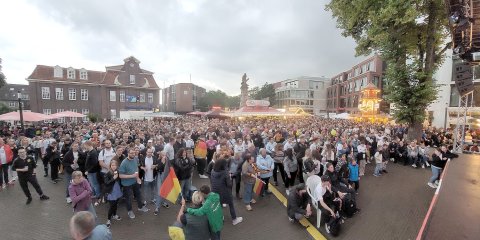 Die besten Bilder vom Public Viewing in Ostfriesland - Bild 4