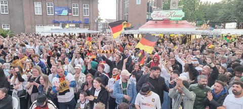 Die besten Bilder vom Public Viewing in Ostfriesland - Bild 6