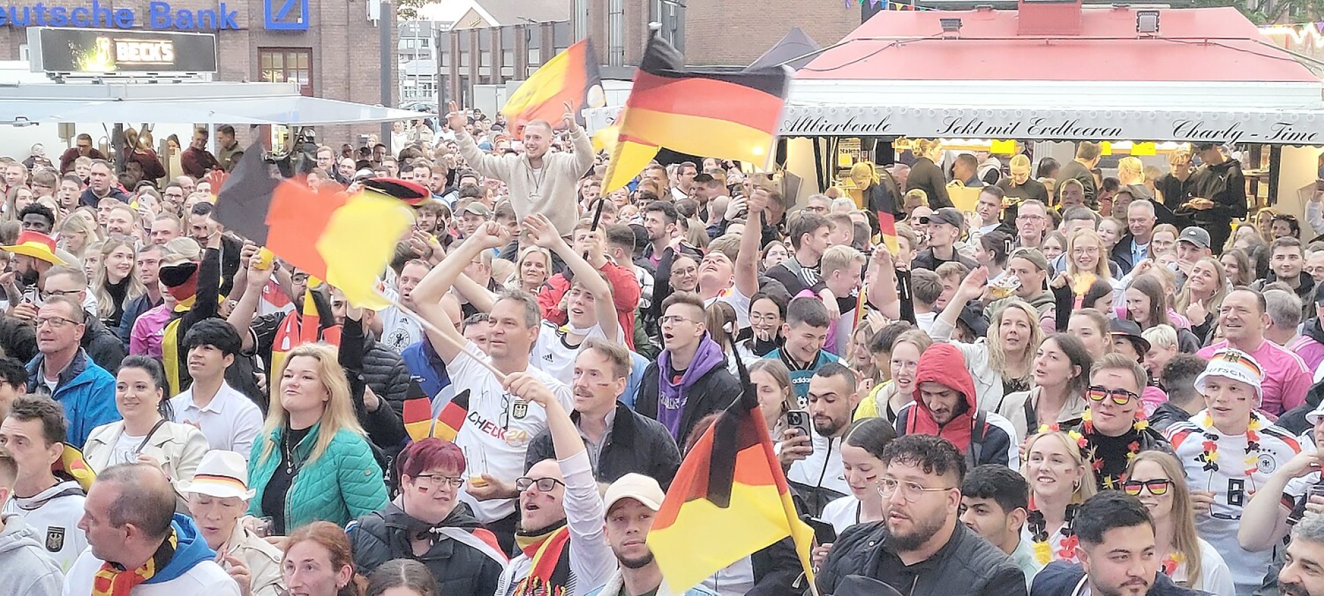 Die besten Bilder vom Public Viewing in Ostfriesland - Bild 7