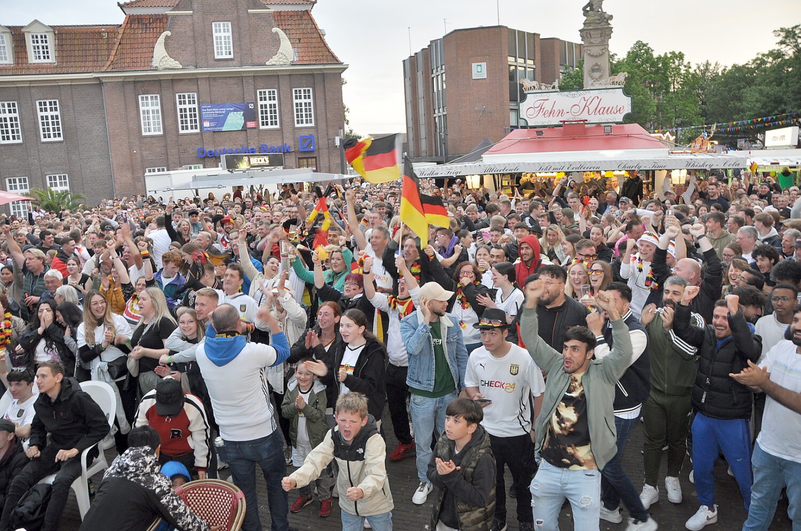 Die besten Bilder vom Public Viewing in Ostfriesland - Bild 9