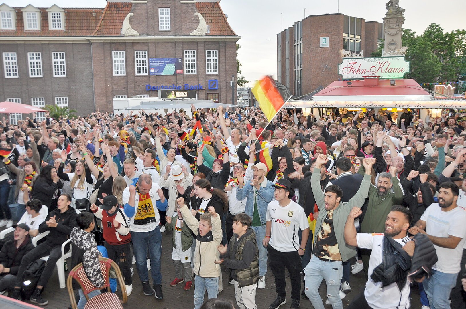 Die besten Bilder vom Public Viewing in Ostfriesland - Bild 11