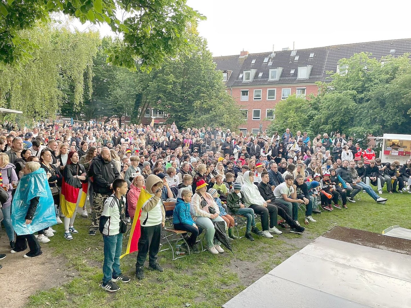 Die besten Bilder vom Public Viewing in Ostfriesland - Bild 12