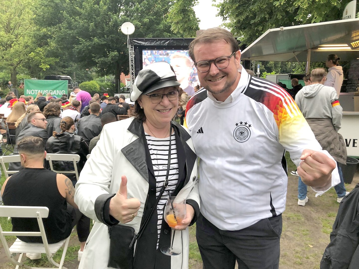 Die besten Bilder vom Public Viewing in Ostfriesland - Bild 13