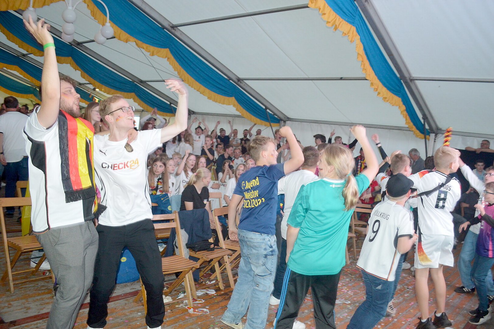 Die besten Bilder vom Public Viewing in Ostfriesland - Bild 18