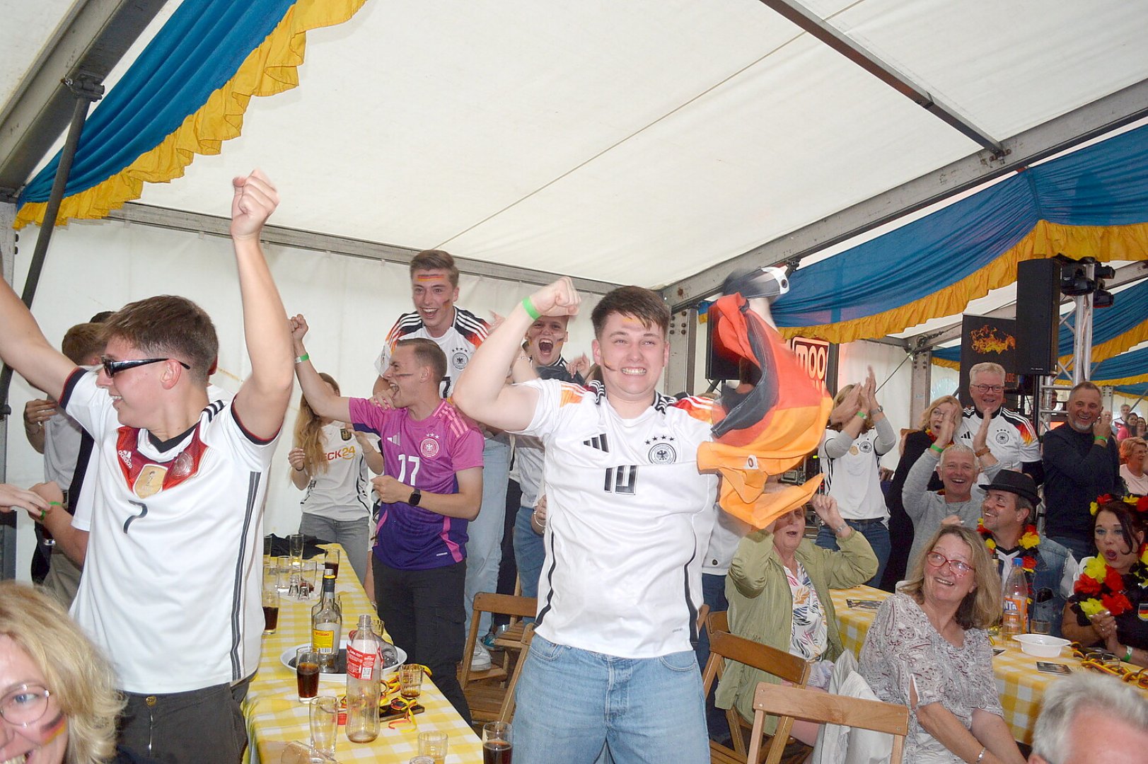 Die besten Bilder vom Public Viewing in Ostfriesland - Bild 21