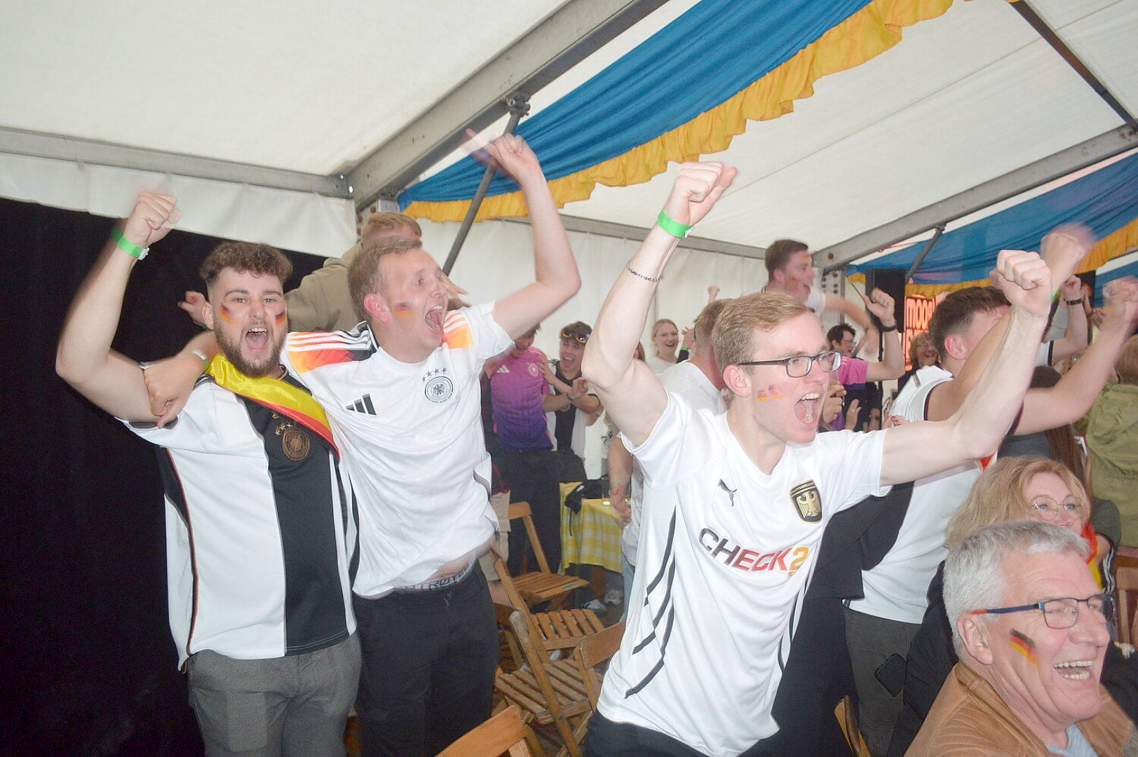 Die besten Bilder vom Public Viewing in Ostfriesland - Bild 24