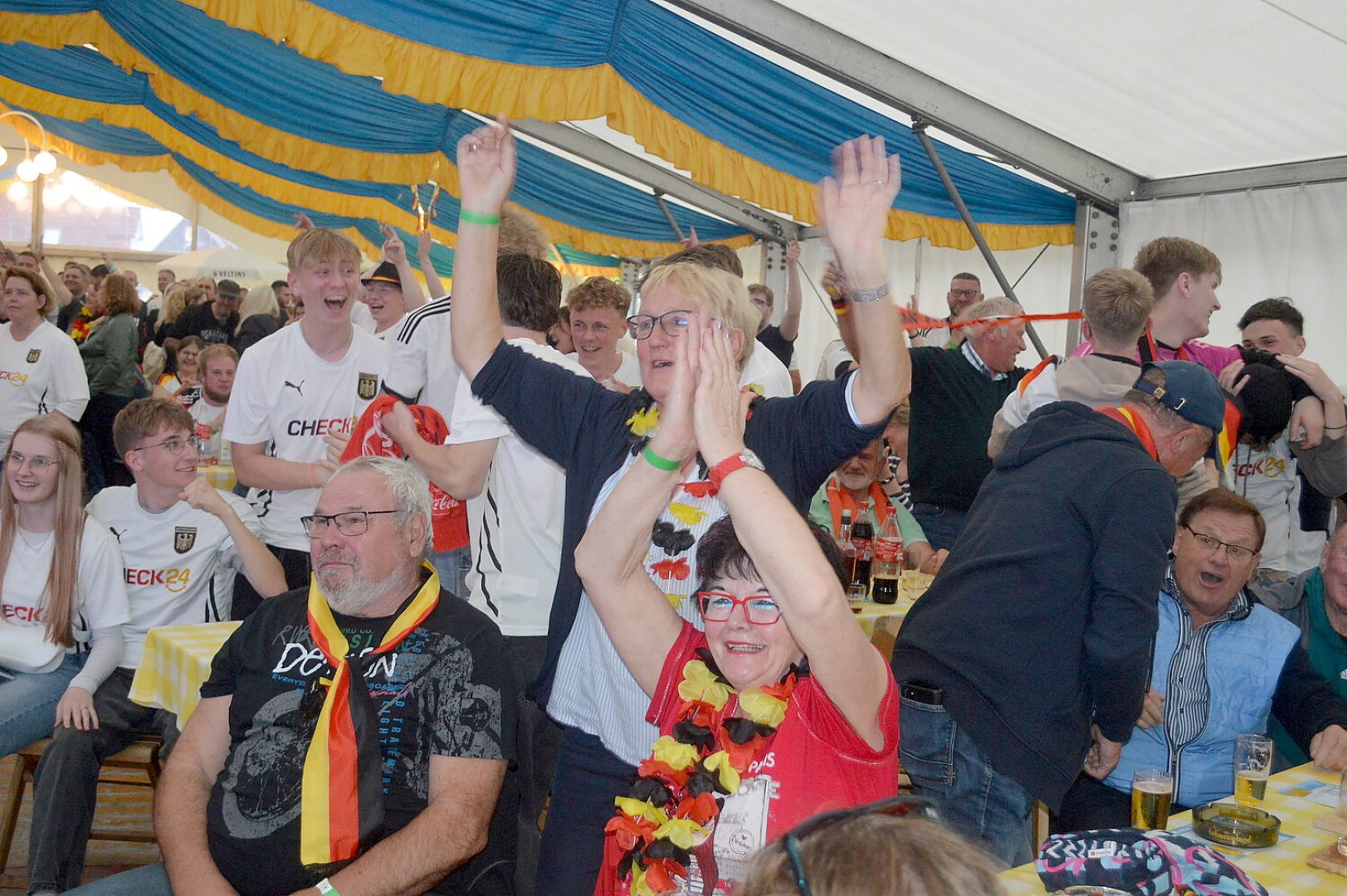 Die besten Bilder vom Public Viewing in Ostfriesland - Bild 25