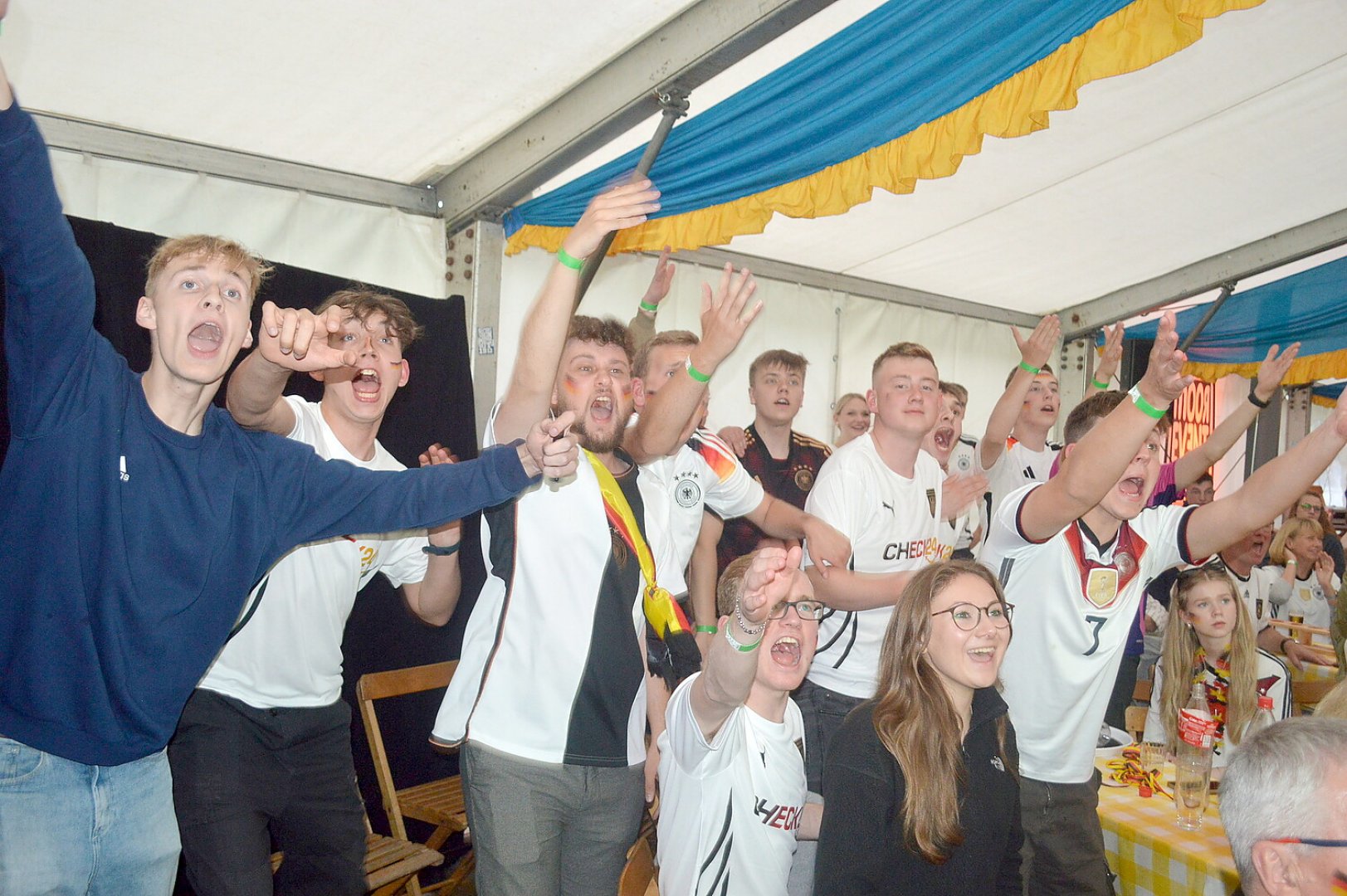 Die besten Bilder vom Public Viewing in Ostfriesland - Bild 27