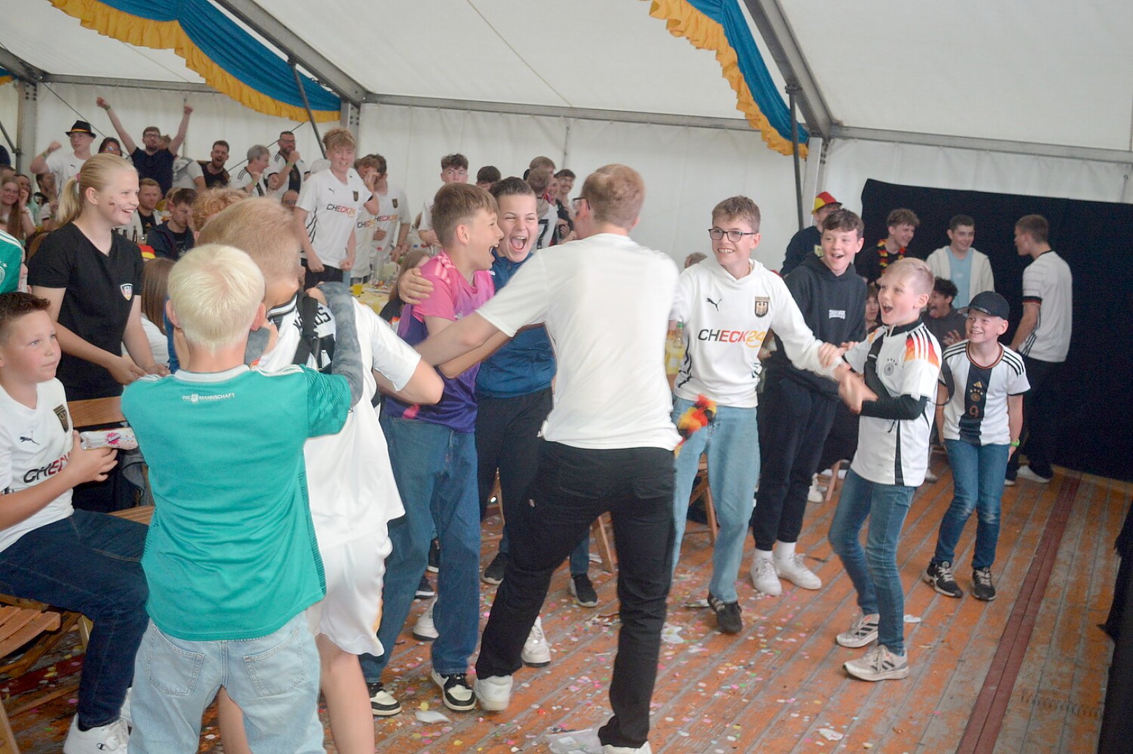 Die besten Bilder vom Public Viewing in Ostfriesland - Bild 28