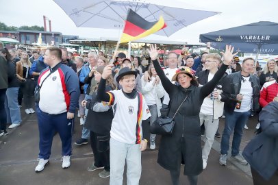 Die besten Bilder vom Public Viewing in Ostfriesland - Bild 36