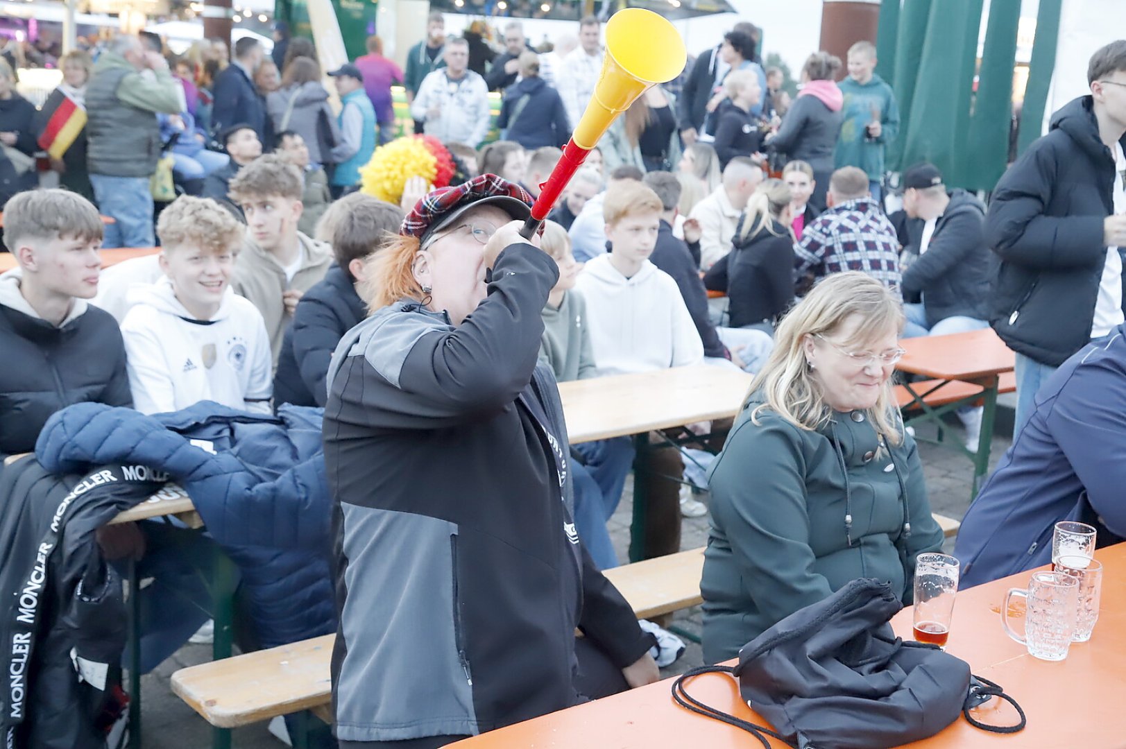 Die besten Bilder vom Public Viewing in Ostfriesland - Bild 37