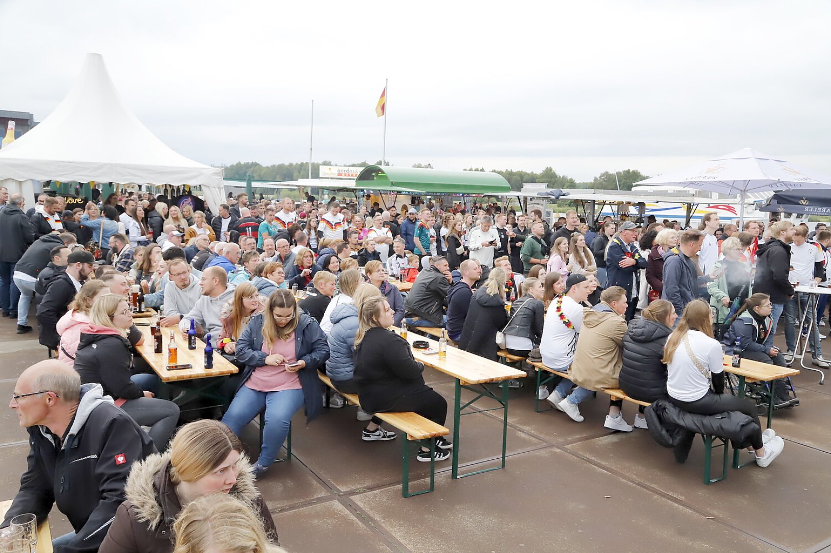 Die besten Bilder vom Public Viewing in Ostfriesland - Bild 44