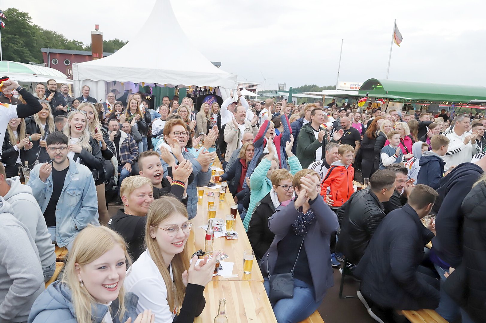 Die besten Bilder vom Public Viewing in Ostfriesland - Bild 47