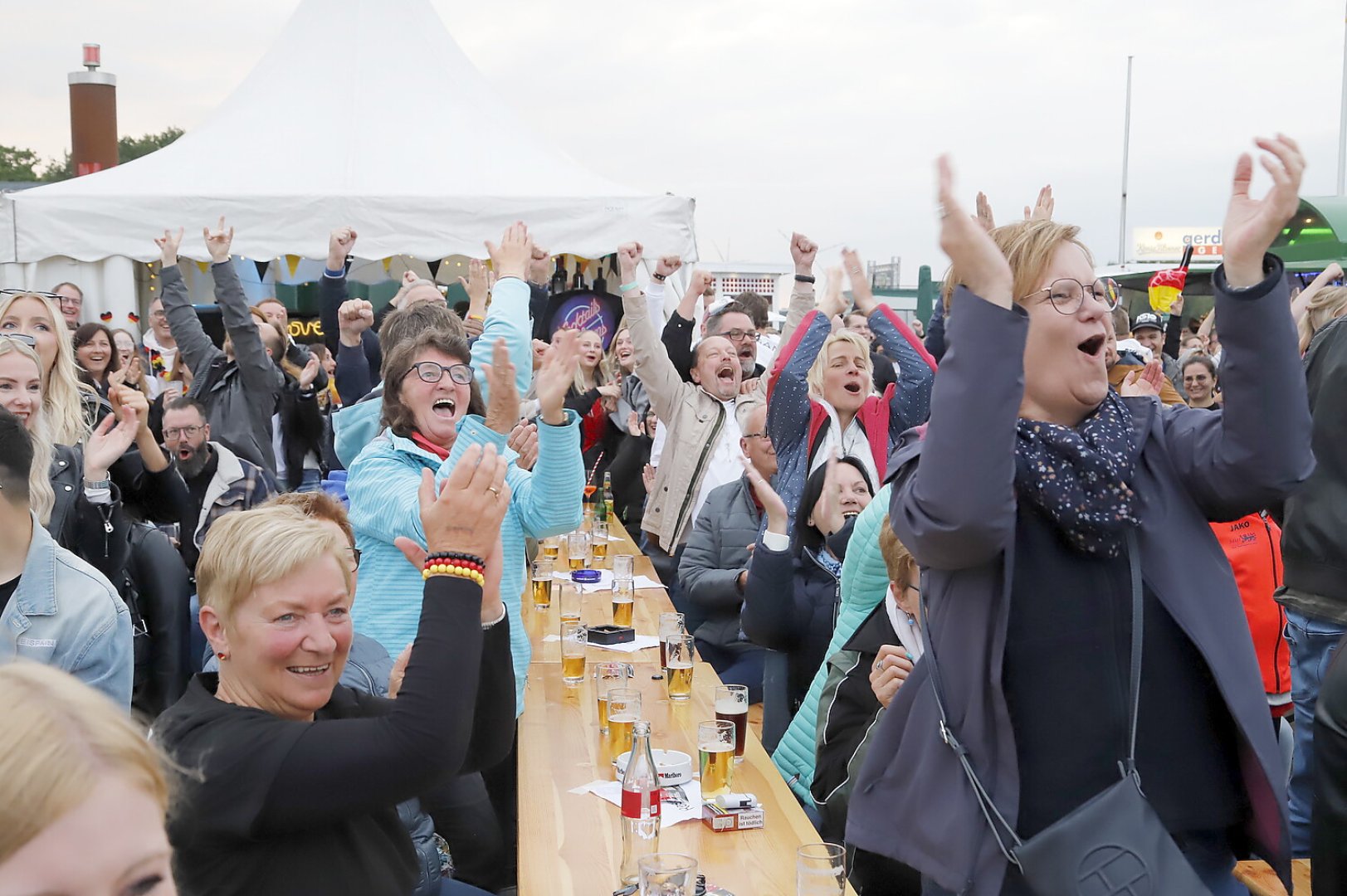 Die besten Bilder vom Public Viewing in Ostfriesland - Bild 48