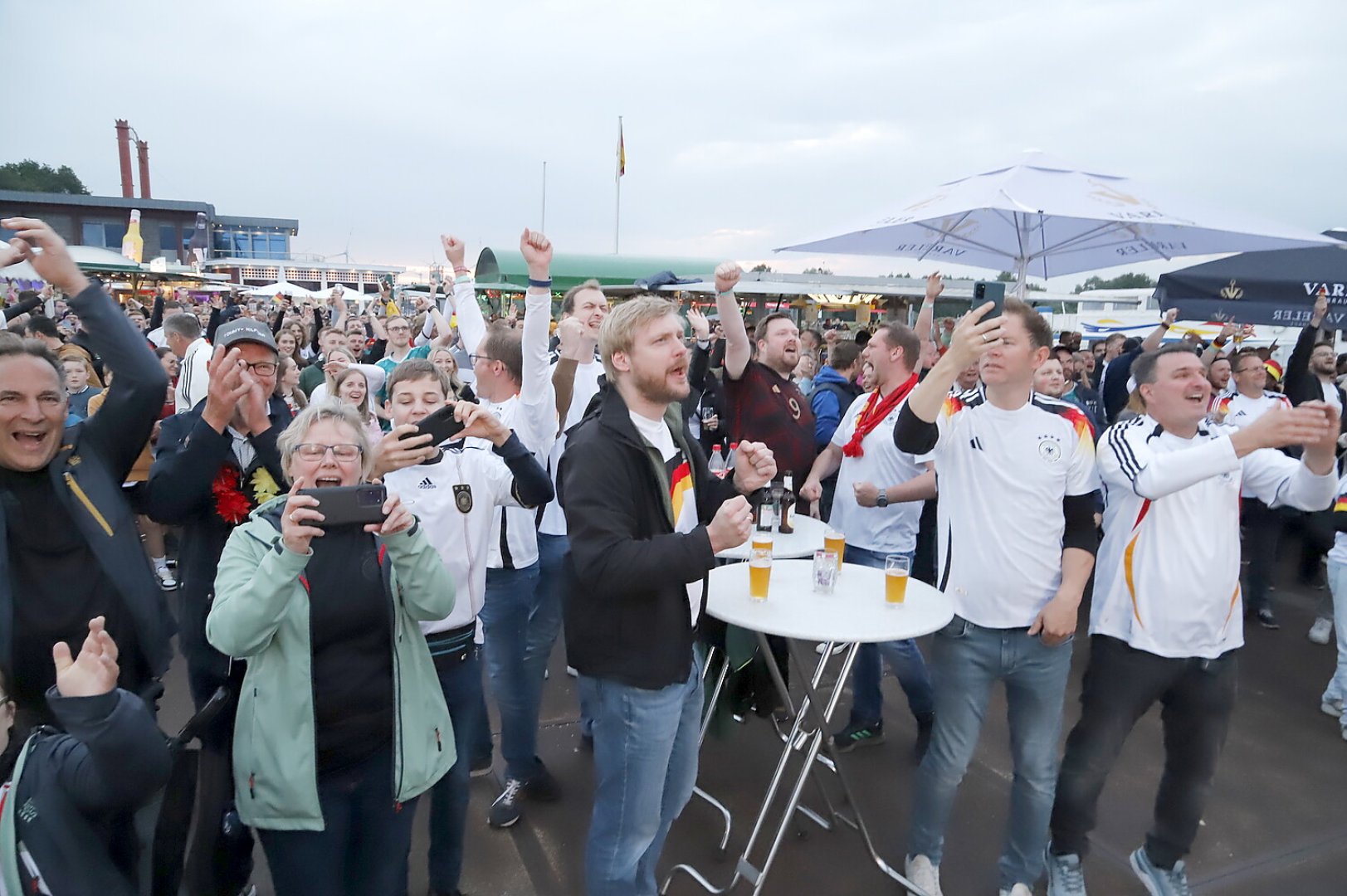 Die besten Bilder vom Public Viewing in Ostfriesland - Bild 49