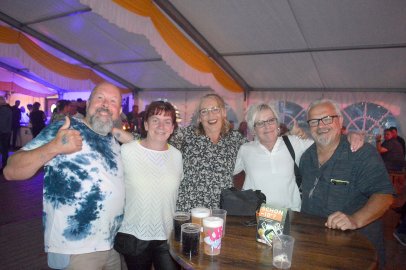 Hunderte feierten auf der Ufo-Revival-Party - Bild 5