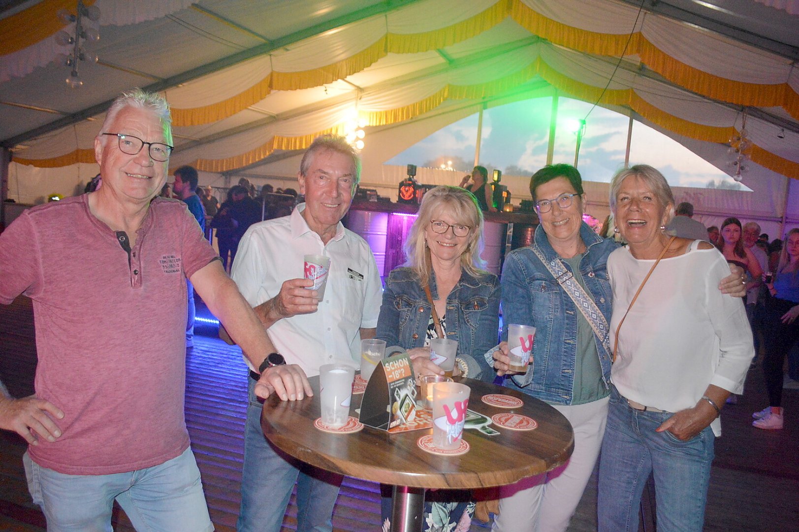 Hunderte feierten auf der Ufo-Revival-Party - Bild 6