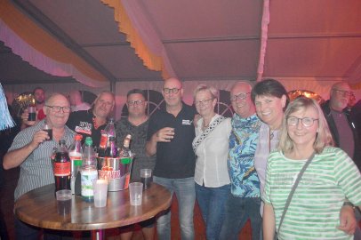 Hunderte feierten auf der Ufo-Revival-Party - Bild 28