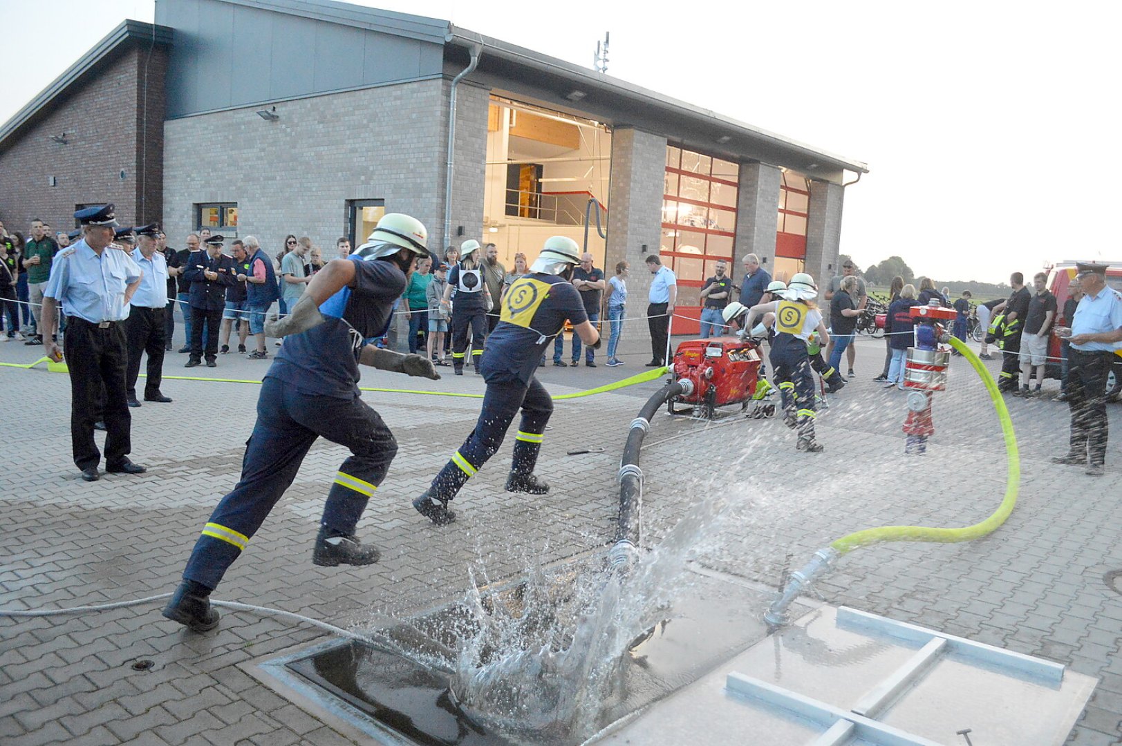 Feuerwehren stellten ihr Können unter Beweis - Bild 22